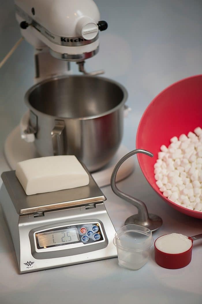 How to make fondant with marshmallows, powdered sugar, vegetable shortening and a little store bought fondant