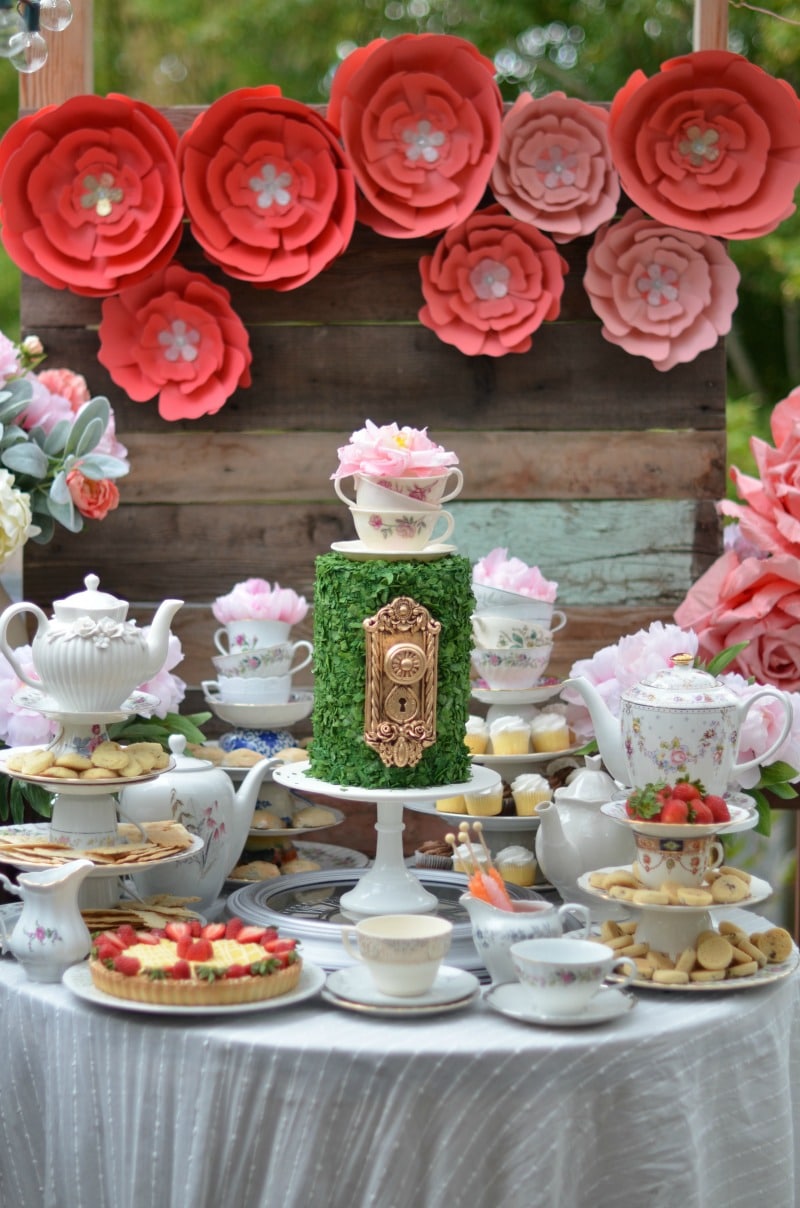 Alice in Wonderland Cake