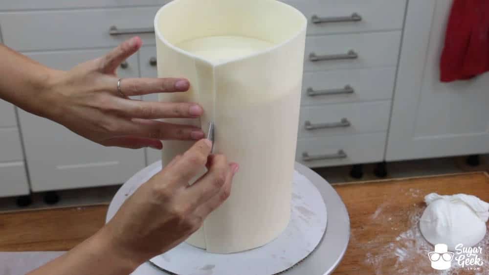 How to panel a cake in fondant