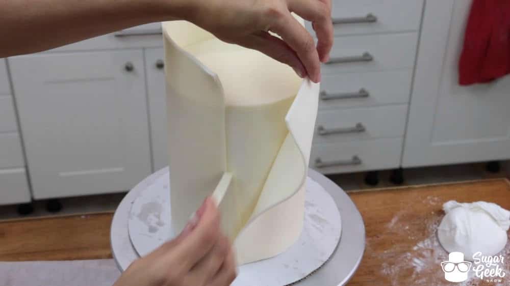 How to panel a cake in fondant