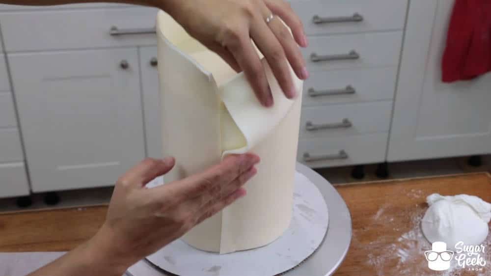 How to panel a cake in fondant