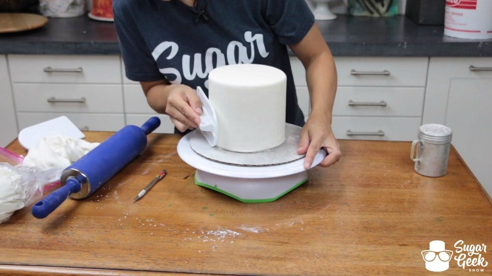 How to cover a cake in fondant