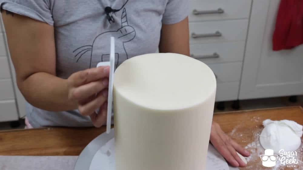 How to panel a cake in fondant