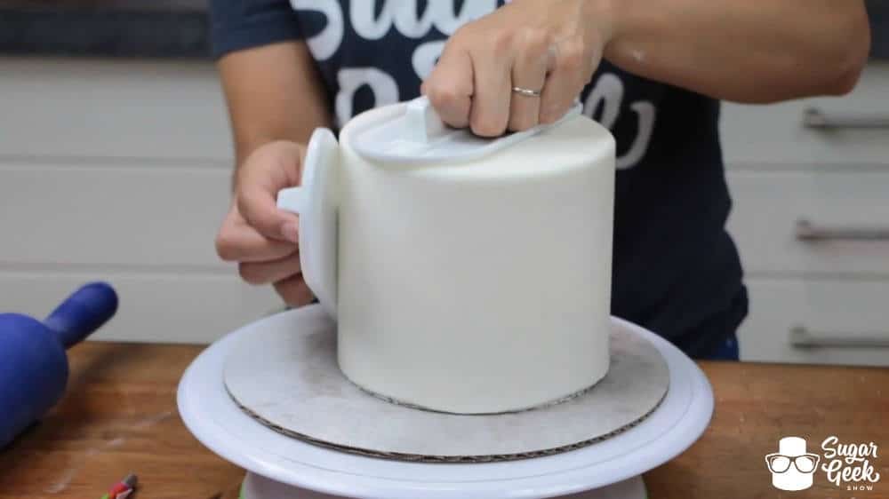 How to cover a cake in fondant