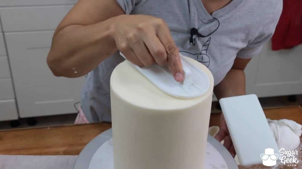 How to panel a cake in fondant