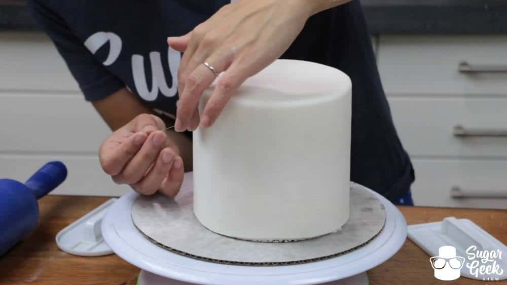 How to cover a cake in fondant