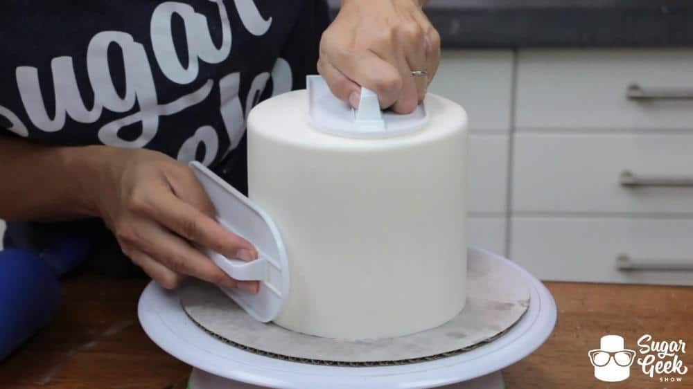 Cake Decorating Basics: Covering a Cake in Fondant – Sugar Geek Show