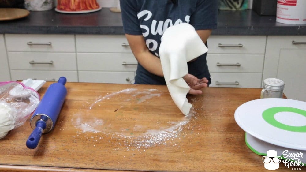 How to cover a cake in fondant