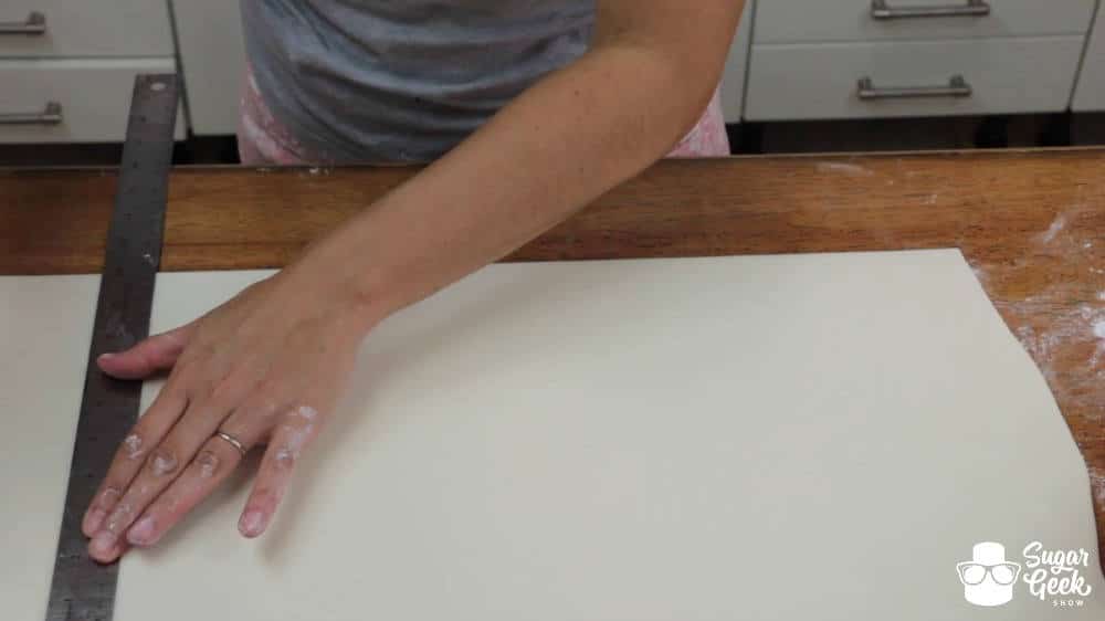 How to panel a cake in fondant