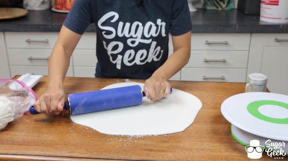 How to cover a cake in fondant