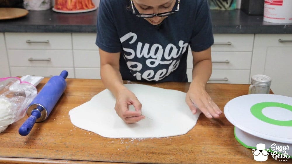 How to cover a cake in fondant