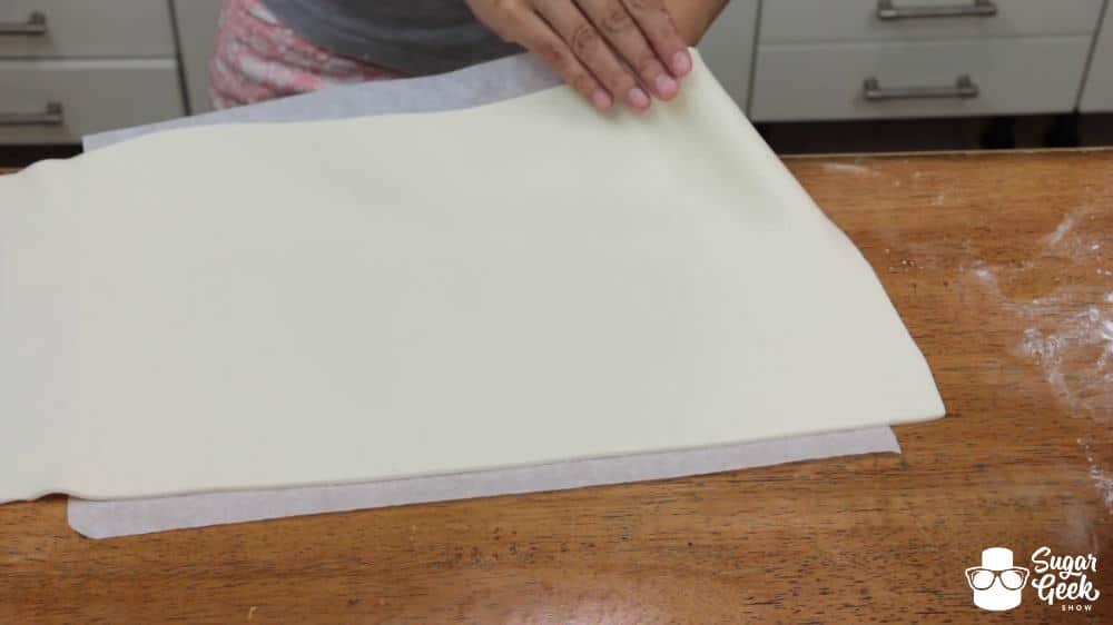 How to panel a cake in fondant