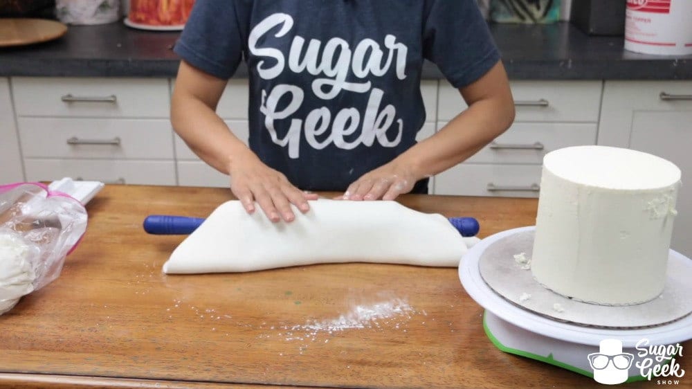 How to Cover a Round Cake with Fondant