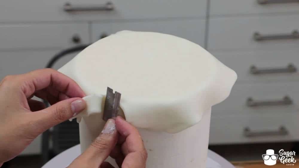 How to panel a cake in fondant