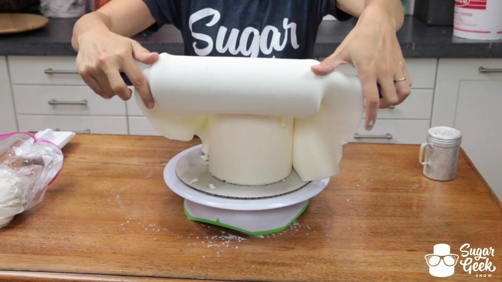 How to cover a cake in fondant