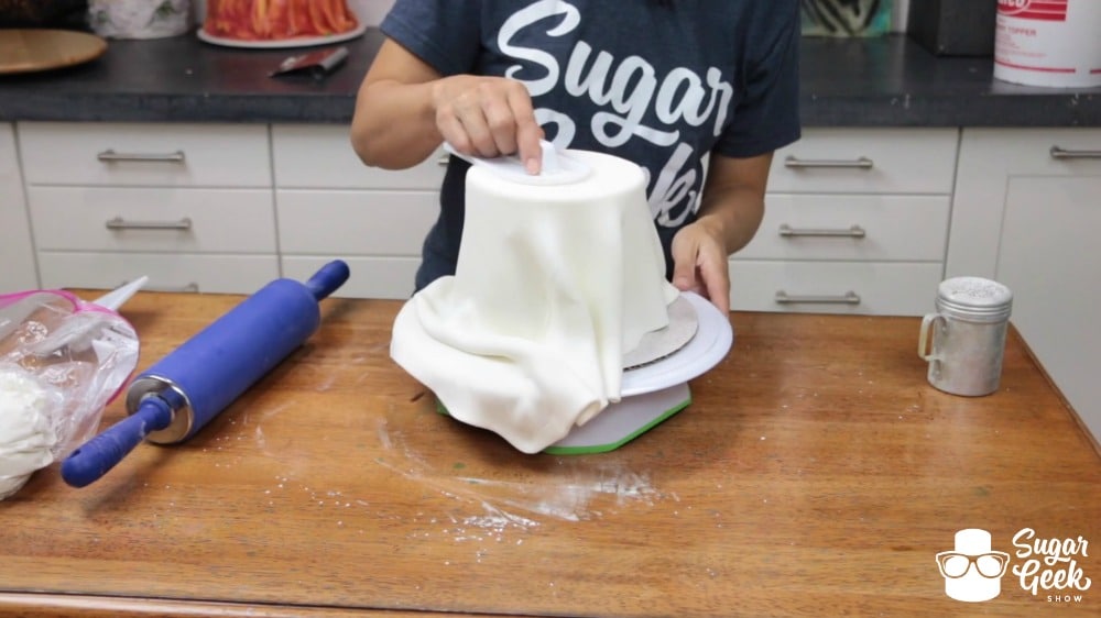 How to cover a cake in fondant