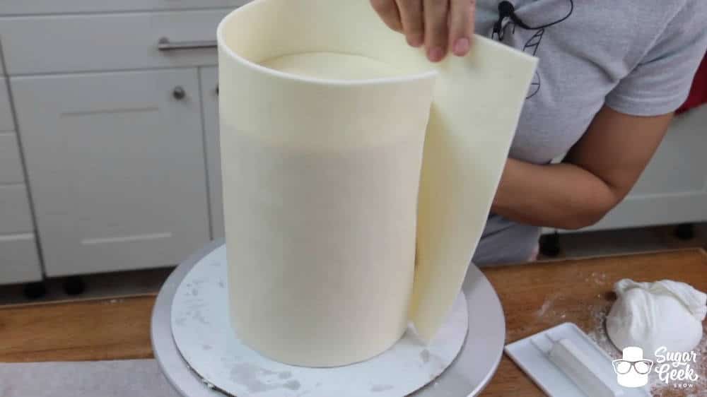 How to panel a cake in fondant