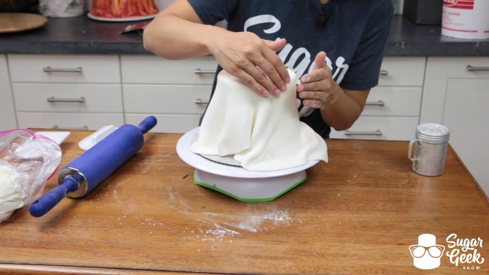 How to cover a cake in fondant