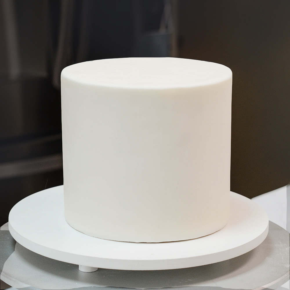 plain white fondant cake