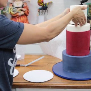 How to stack a tiered cake