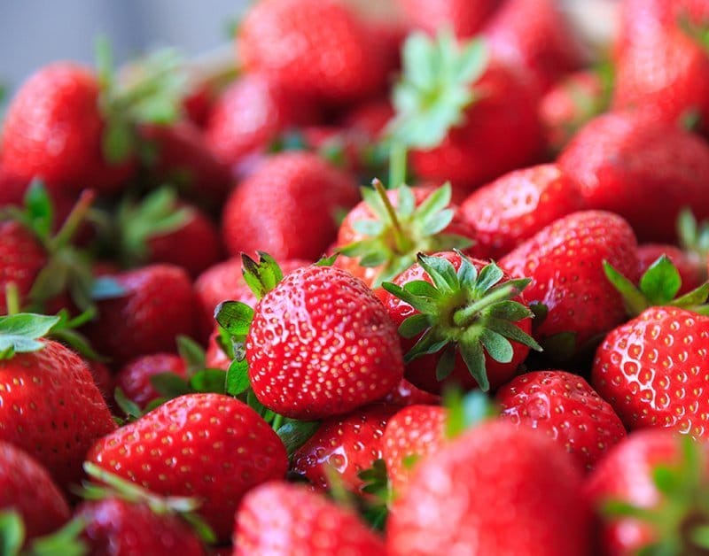 fresh ripe strawberries should be bright, plump, shiny and have fresh looking stems. They should also smell like strawberries