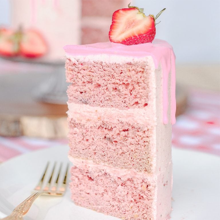 Strawberry cake from scratch (freezedried) + recipe Sugar Geek Show