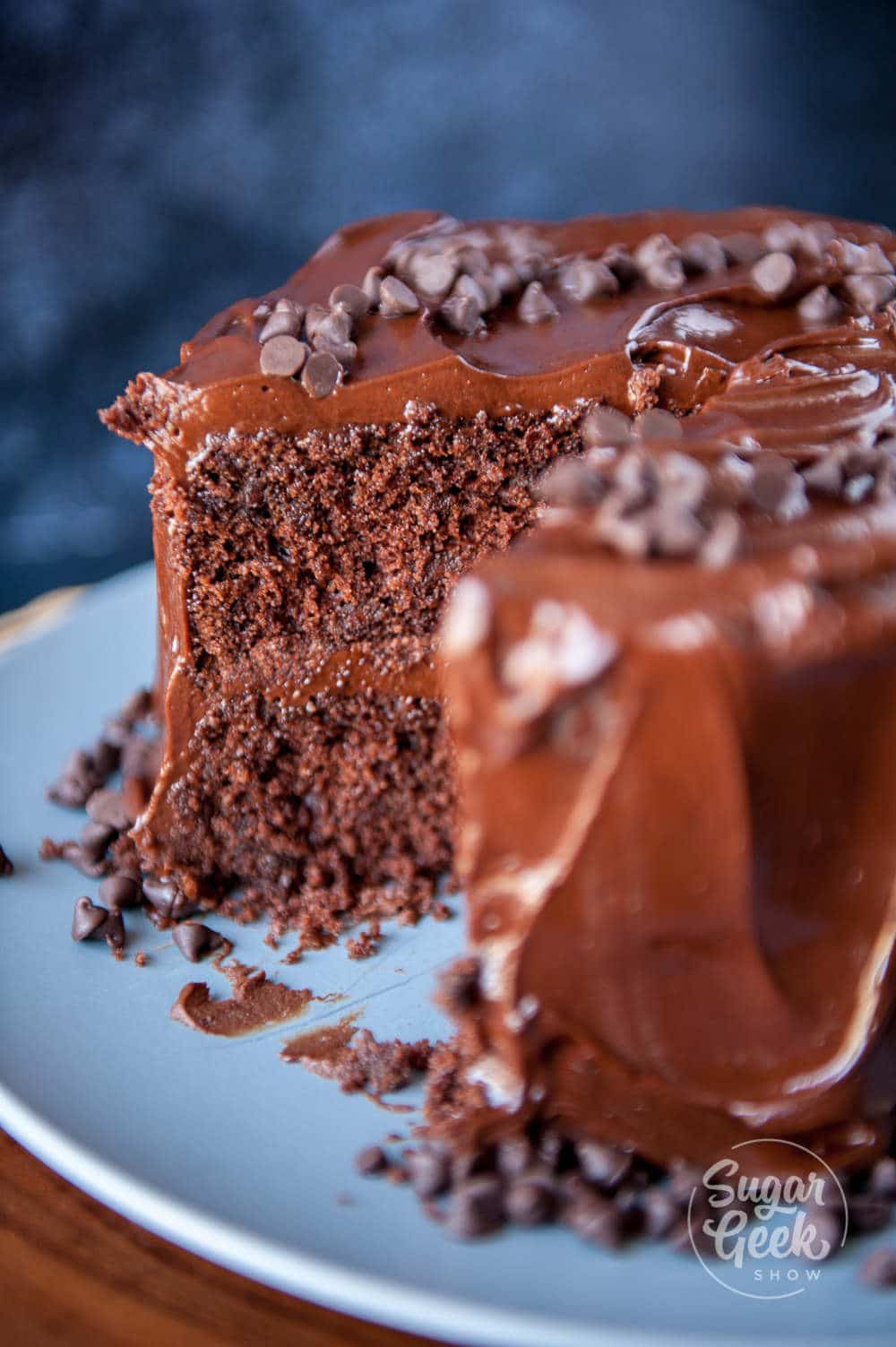 Fechamento do bolo de chocolate com uma fatia cortada fora dele