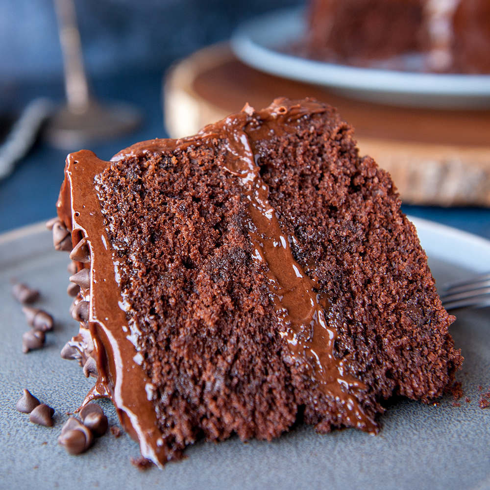 közelkép a csokoládés WASC-torta szeletéről csokoládés ganache-val