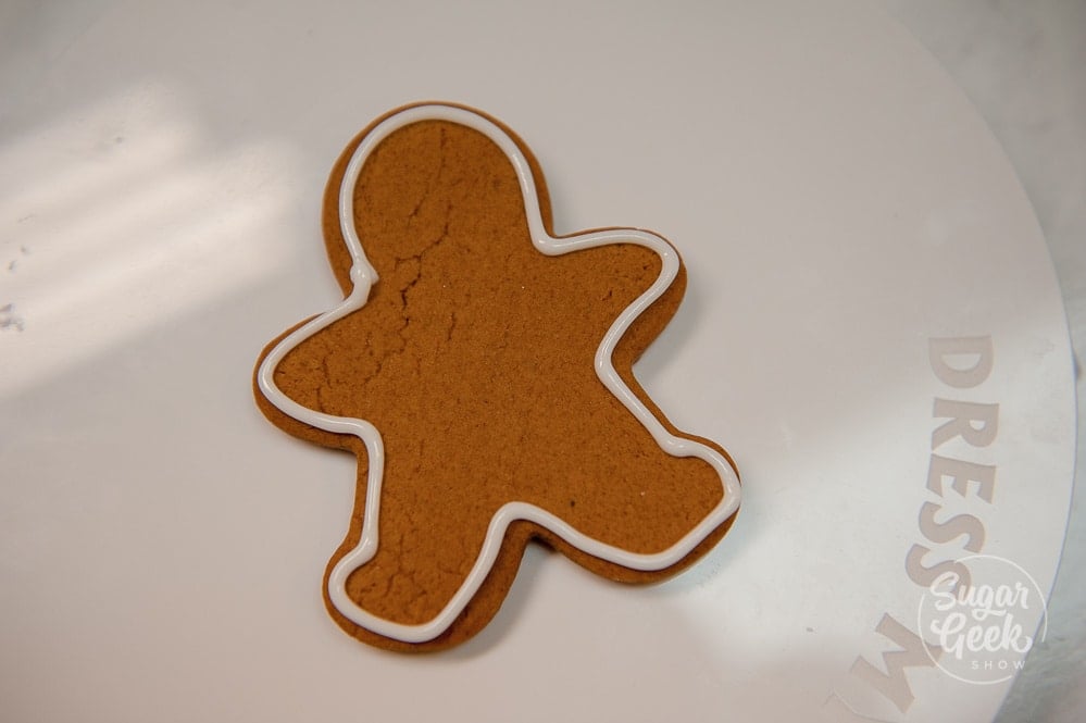 outline your gingerbread cookie in royal icing