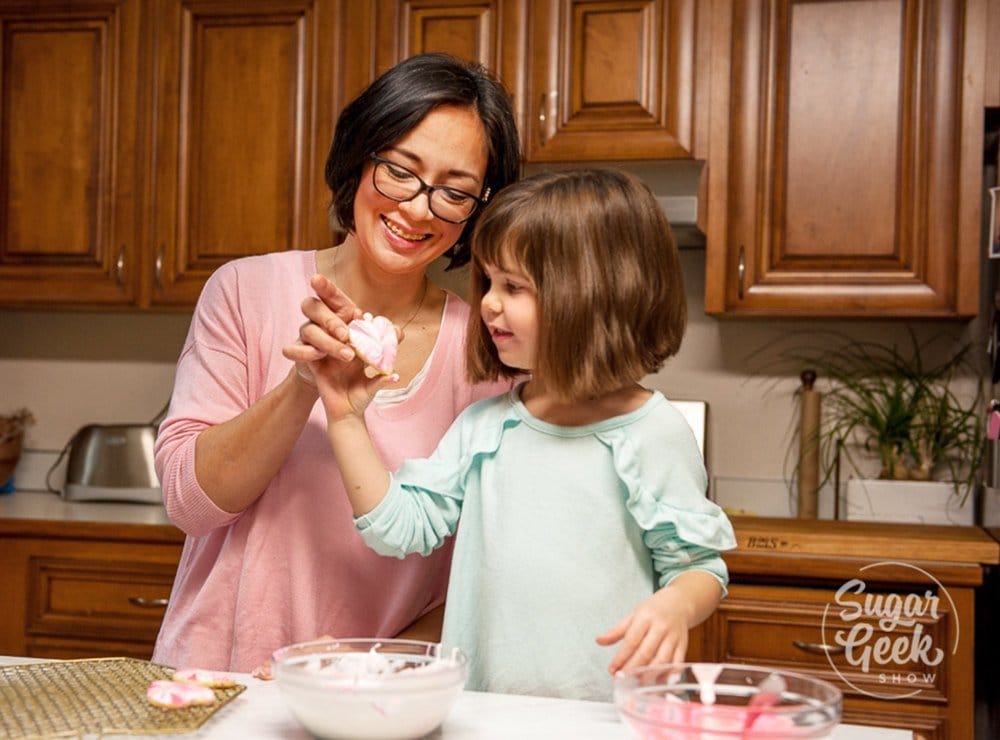 making marbled royal icing sugar cookies