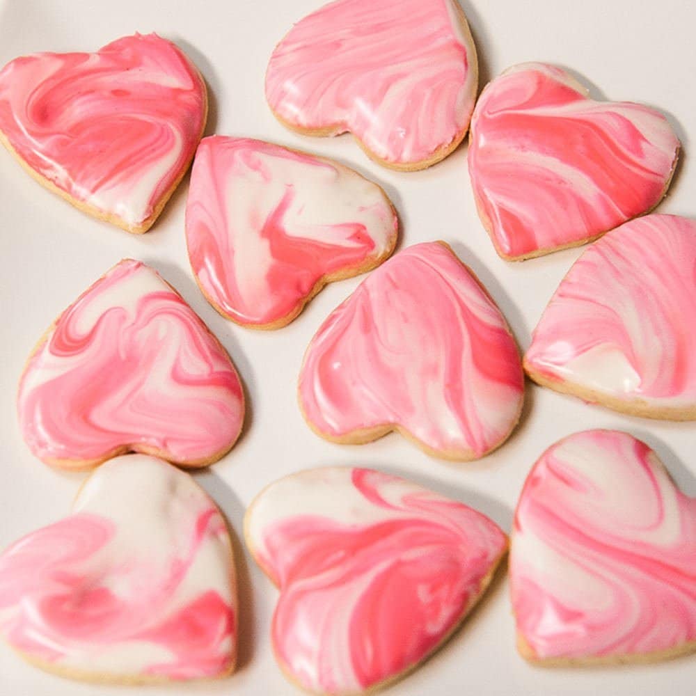 how to make beautiful valentines day cookies with pink marbled royal icing