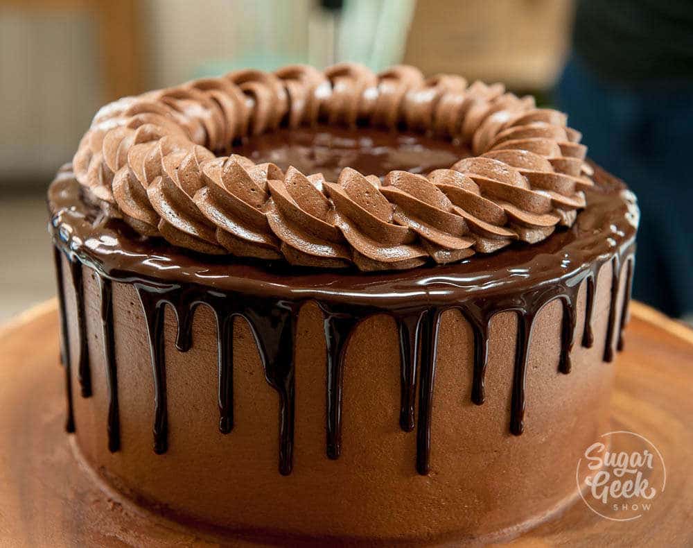 easy chocolate cake with chocolate buttercream rope border on top