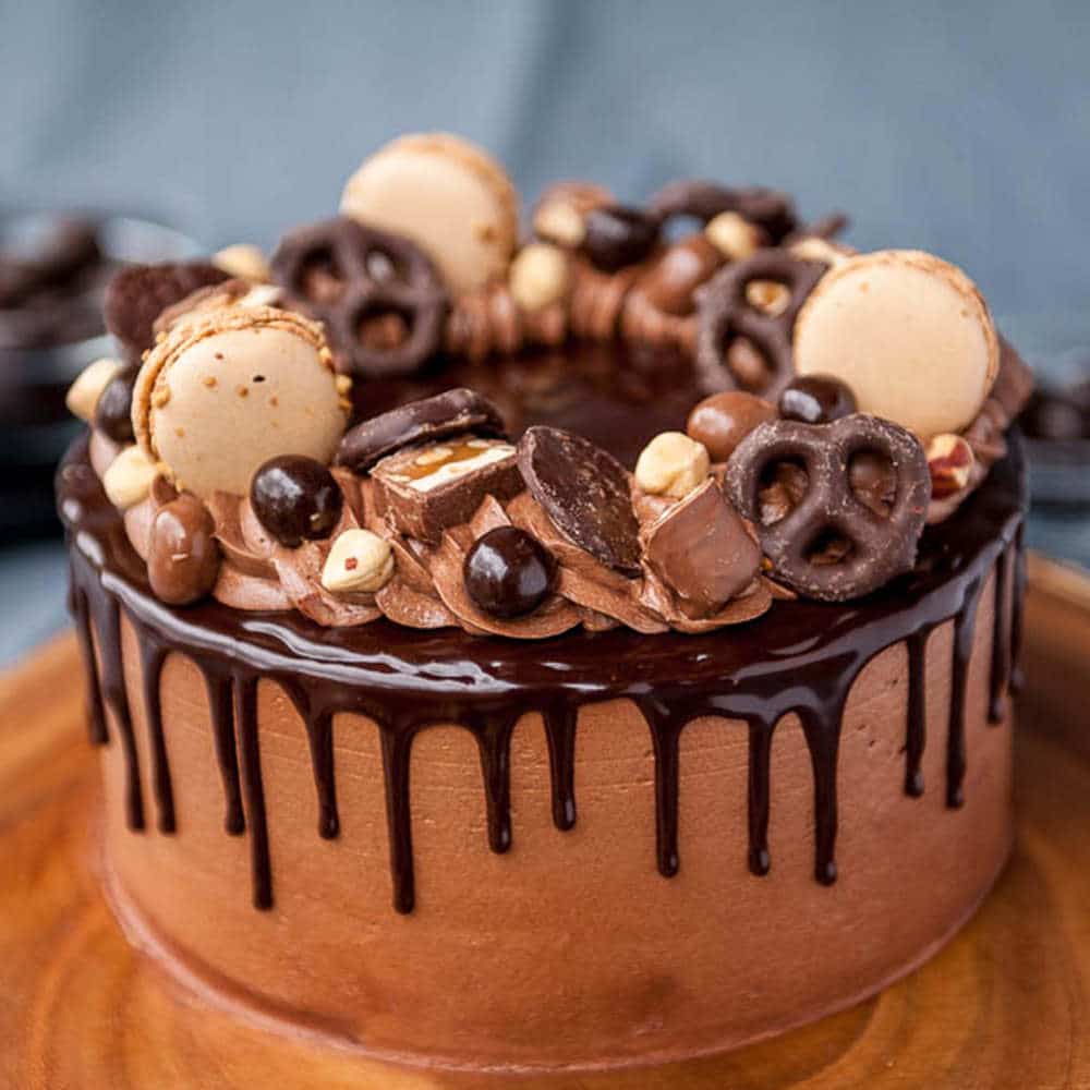 easy chocolate cake with chocolate drip