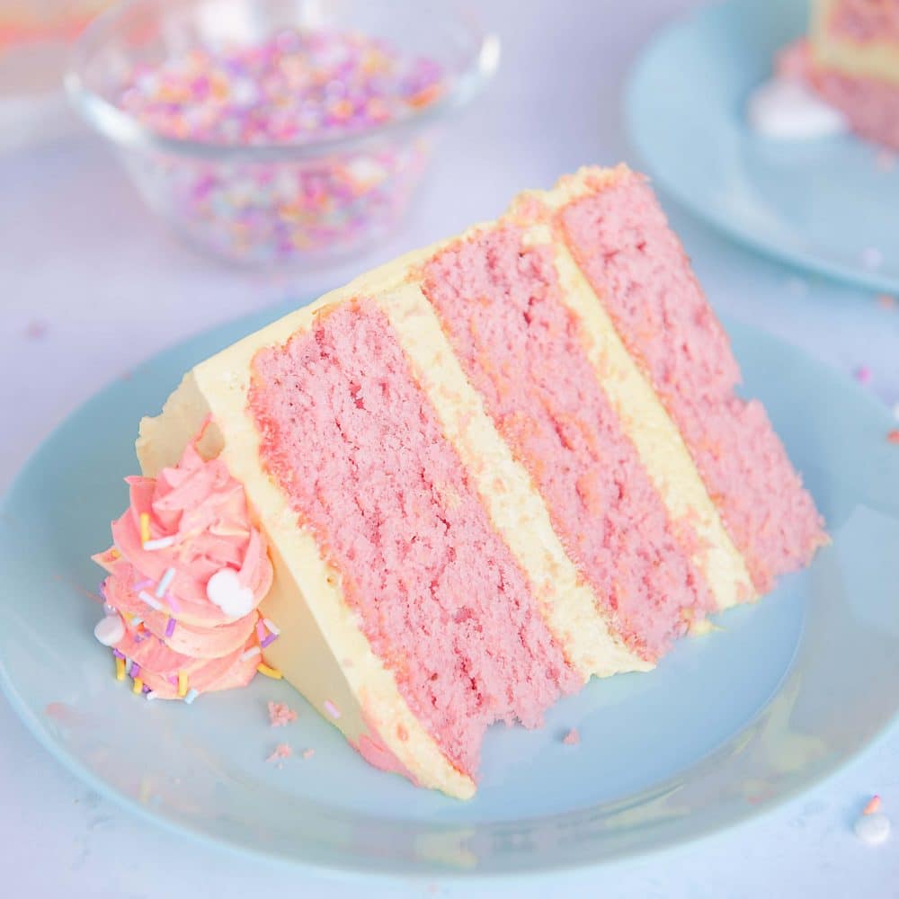 easy strawberry cake made with box mix