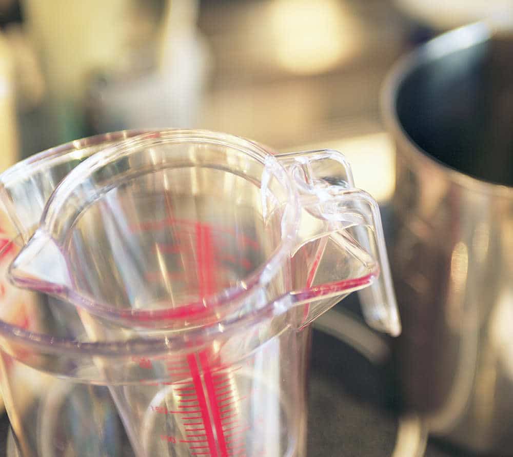 This Automatic Digital Measuring Cup Has a Built-In Food Scale