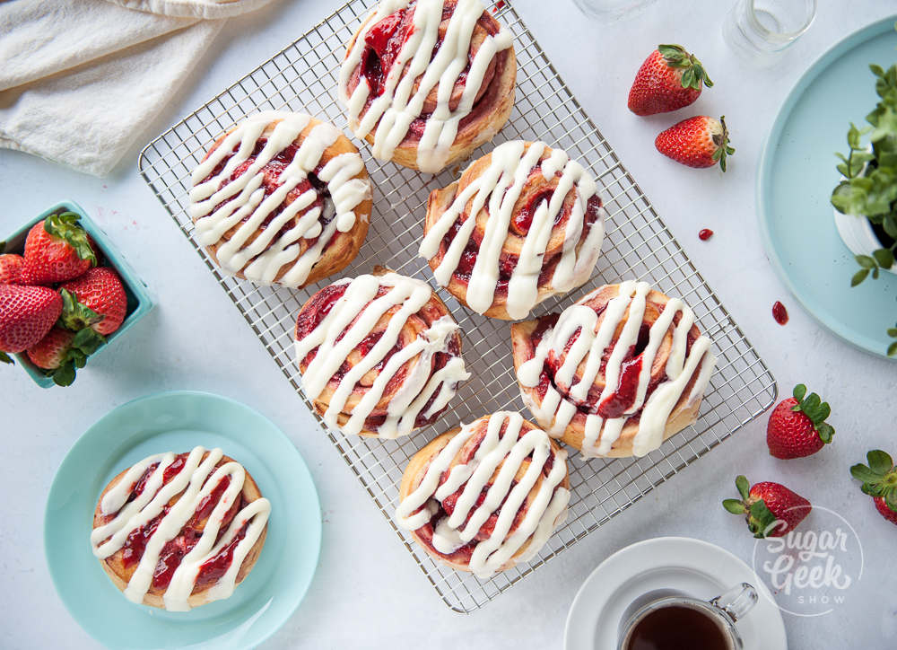 strawberry cinnamon rolls with cream cheese frosting
