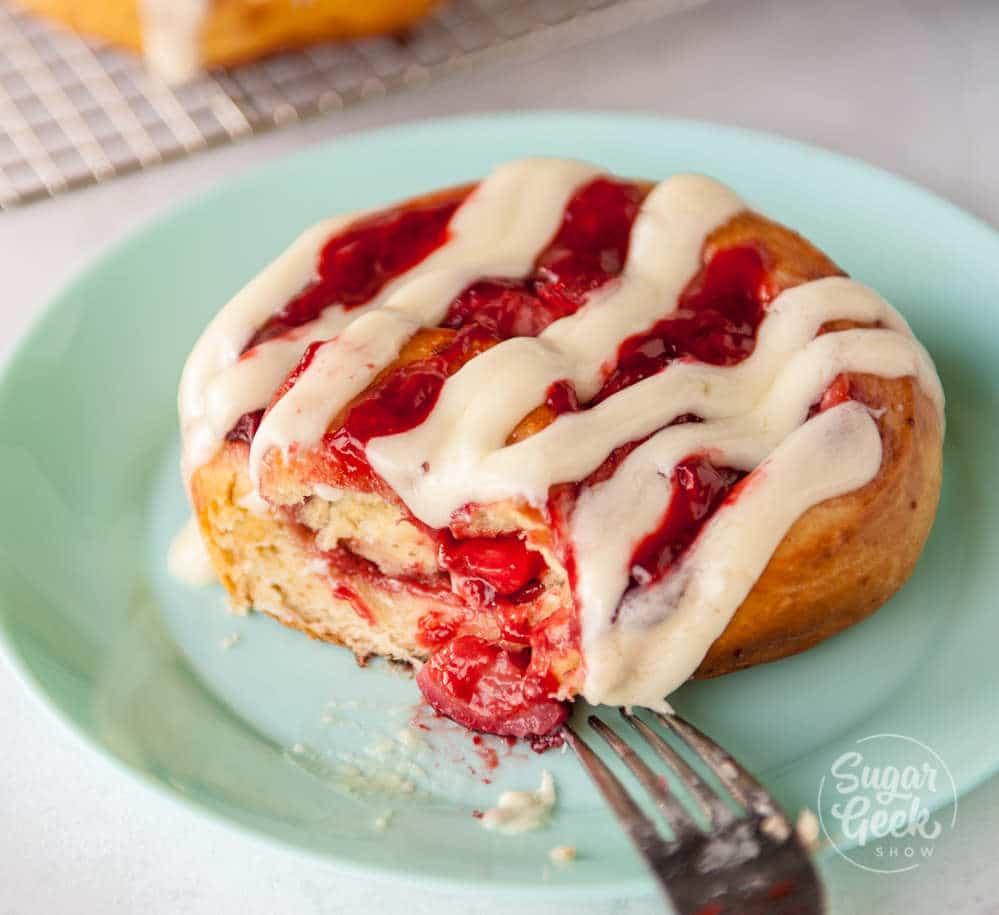 strawberry cream cheese cinnamon rolls