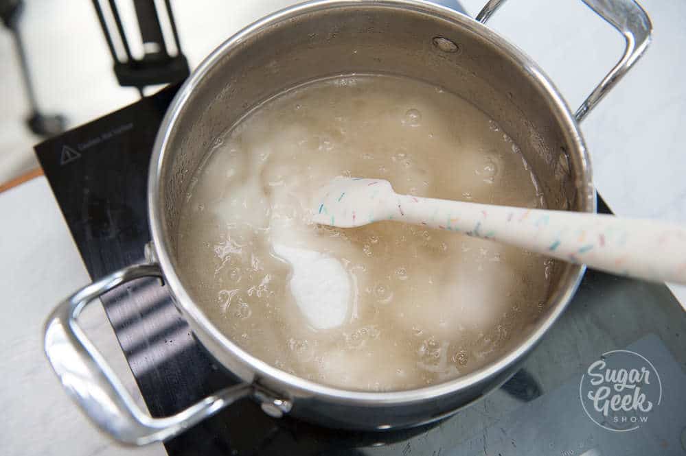 making kokakutou in a saucepan