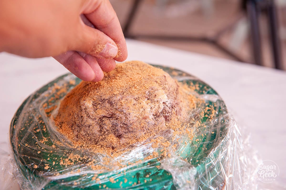 adding graham crackers to the top of the jelly cake