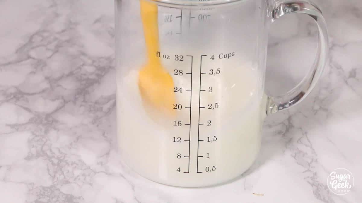 gummy recipe in a clear measuring cup