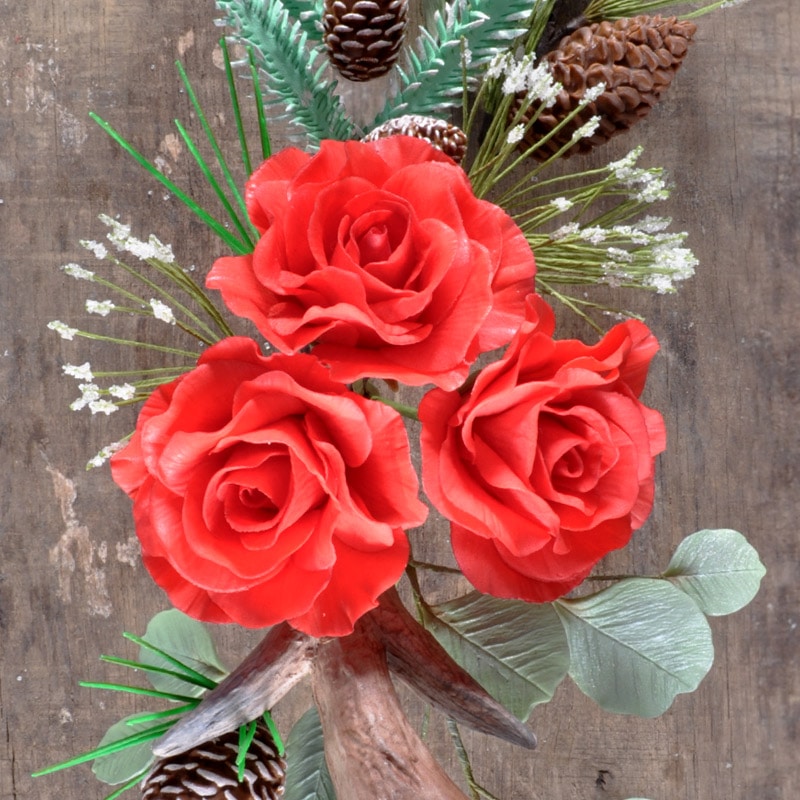 Sugar flowers arranged in a rustic holiday pattern