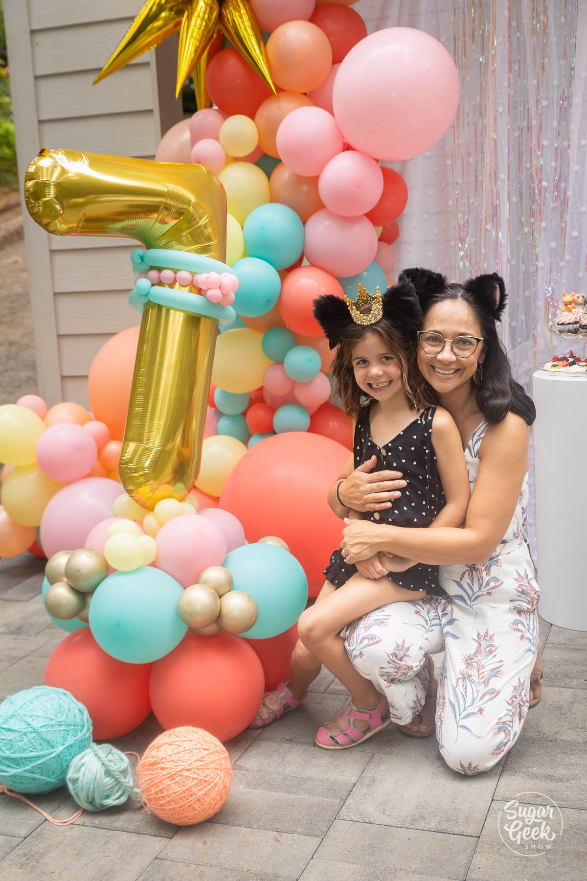 mom posing with daughter 