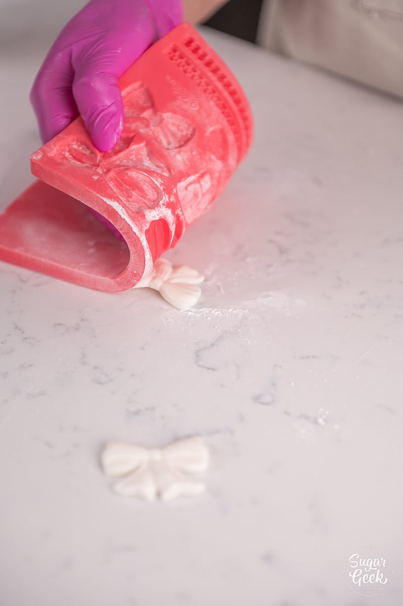 taking fondant bows out of mold