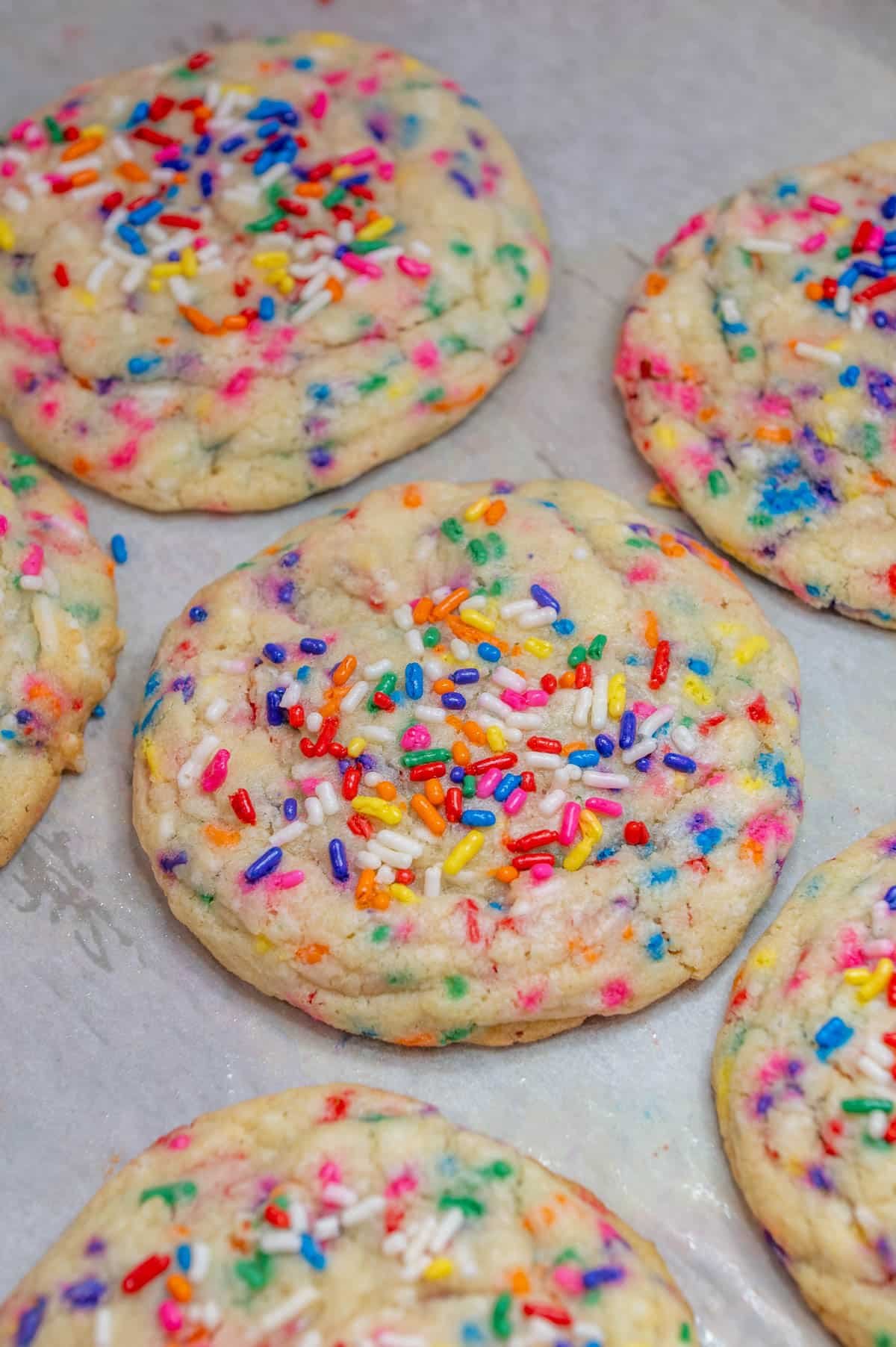 cloes up of funfetti cookies