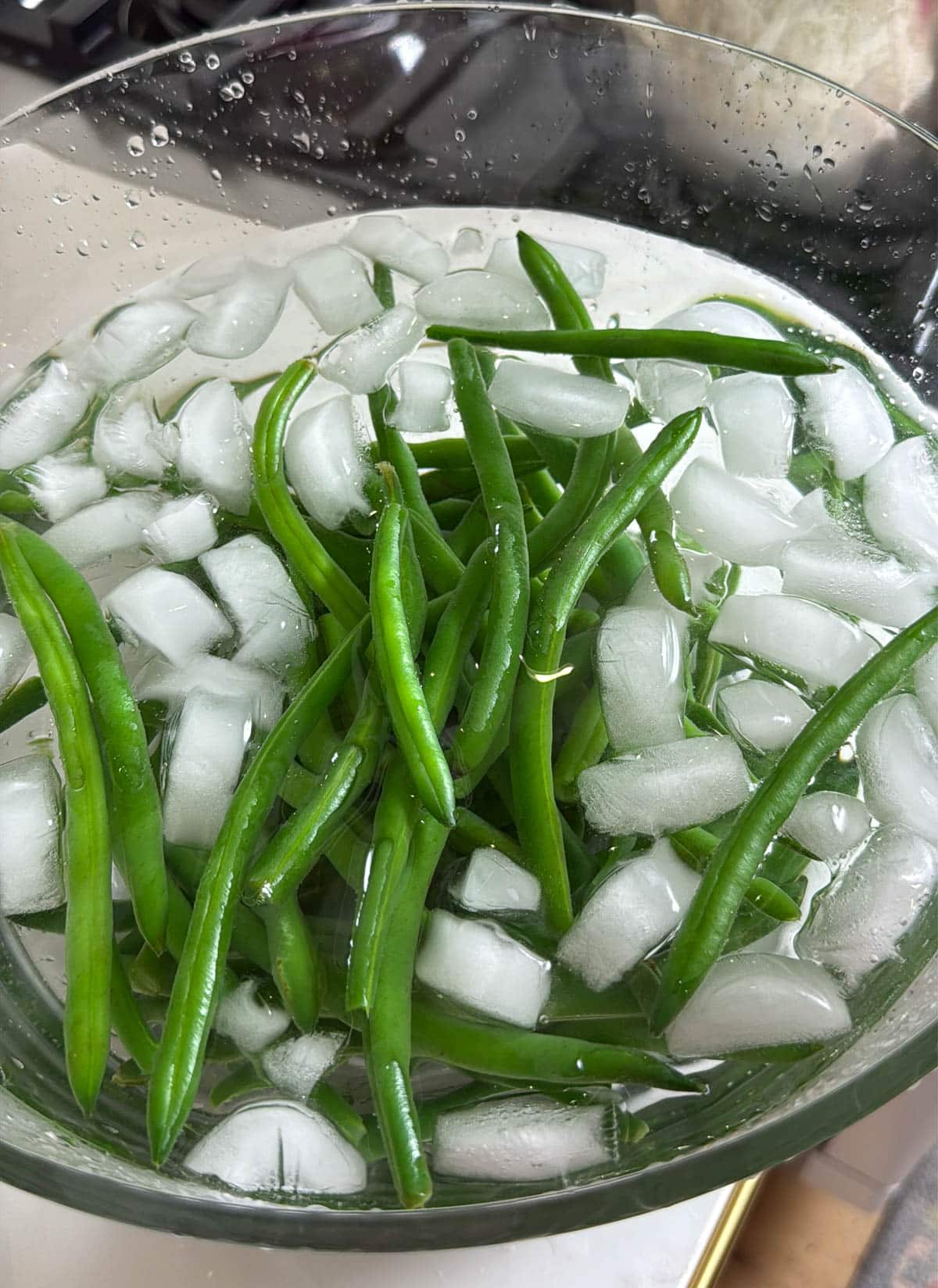 green beans in a bowl of ice water